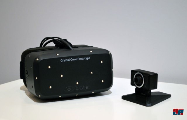 <b>Crystal Cove</b><br><br>Auf der CES wurde schließlich ein neuer Prototyp von Oculus Rift vorgestellt: "Crystal Cove" nutzt einen leuchtstarken OLED-Schirm, welcher die Latenz auf 30 Millisekunden senkt. Dank der 1080p-Auflösung hat man außerdem kein grobes Pixelraster mehr vor Augen. Beim Vorgänger erinnerten die großen Bildpunkte noch an einen Blick durchs Fliegengitter. Auch das Headtracking wurde mit einer beiliegenden Kamera verbessert. Sie verfolgt die weißen Punkte auf der Brille und bestimmt die Position des Kopfes im Raum - vergleichbar mit dem Prinzip von PlayStation Move. Wann genau die finale Version erscheint, ist noch nicht klar; momentan wird grob das Weihnachtsgeschäft 2014 angepeilt.