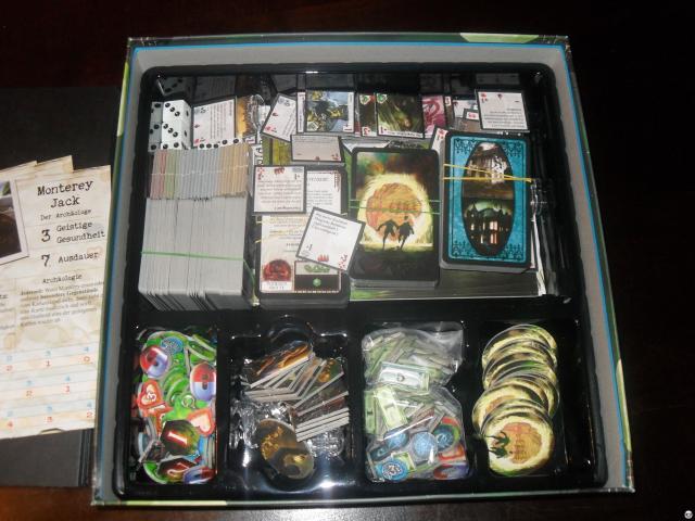 n der Box befinden sich mehrere hundert Karten und ein riesiger Spielplan in einmaligem Artdesign.