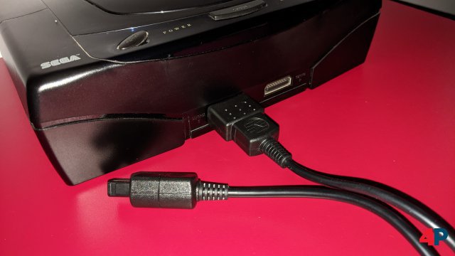 Der Adapter verfügt über einen Anschluss für Saturn und Dreamcast.
