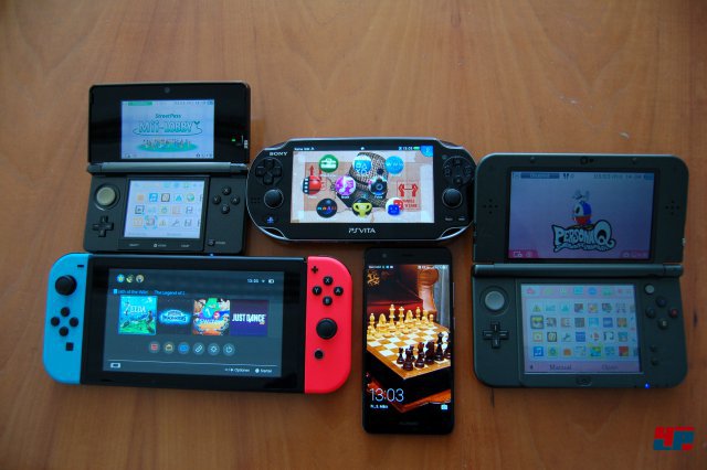 Die Switch im Grenvergleich mit einem Smartphone (Huawei Nova), dem New 3DS sowie den Ur-Modellen von PS Vita und 3DS.