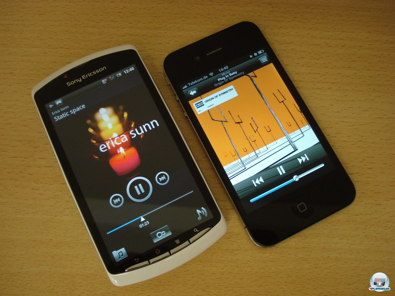 Da liegen sie friedvoll nebeneinander, Xperia Play und iPhone 4. Natrlich kann SonyEricssons Smartphone auch Musik und Videos wiedergeben, wobei es in der Wahl der Codecs etwas grozgiger ist als der Apple-Bruder.