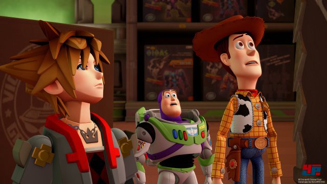 Die Toy-Story-Welt leidet darunter, dass nicht die Original-Sprecher mit von der Partie sind. Visuell ist sie nicht von den Pixar-Filmen zu unterscheiden.