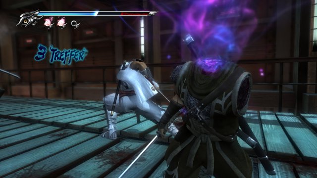 Lilafarbene Geister-Fontänen statt Unmengen von rotem Blut - Ninja Gaiden Sigma 2 unterscheidet sich in puncto Gewalt deutlich vom Xbox-360-Original.