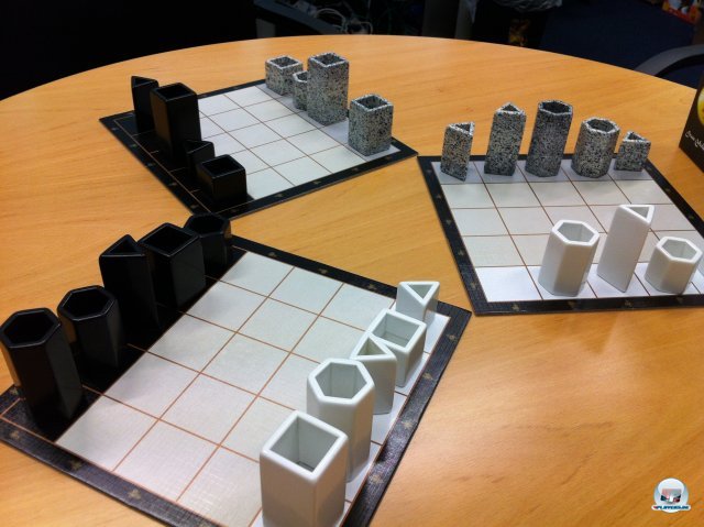 Drei Spieler treten mit neun Trmen auf jeweils zwei getrennten Feldern gegeneinander an.