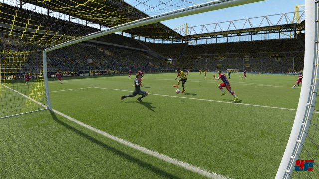 FIFA 15 ist offensiv leichter, die Strmer kommen fter durch.