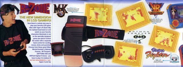 <b>Tiger R-Zone</b><br><br> Auch Tiger Electronics sprang auf den VR-Brillen-Zug auf. Das 1995 verffentlichte R-Zone fllt allerdings in die Kategorie Abzocke: Statt 3D-Grafiken wurden einfache LCD-Spiele auf den ausklappbaren Bildschirm vor ein Auge projiziert. Tiger kaufte sogar namhafte Lizenzen wie Virtua Fighter, Mortal Kombat 3 oder Batman Forever ein. 2379517