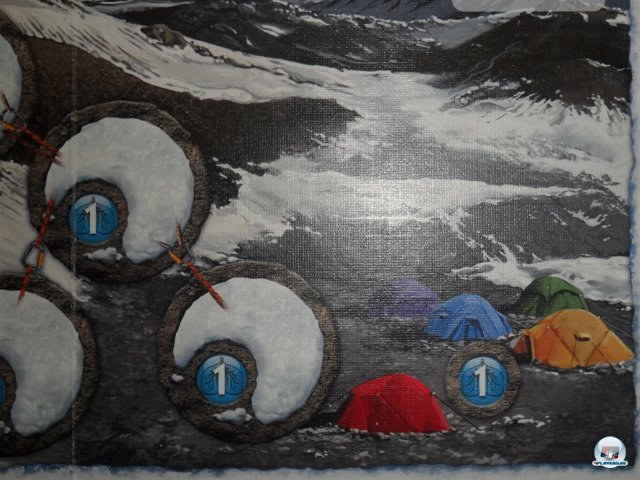Alle Spieler starten im Zeltlager am Fu des Berges. Aber auch spter muss man immer wieder rasten, um sich zu akklimatisieren.