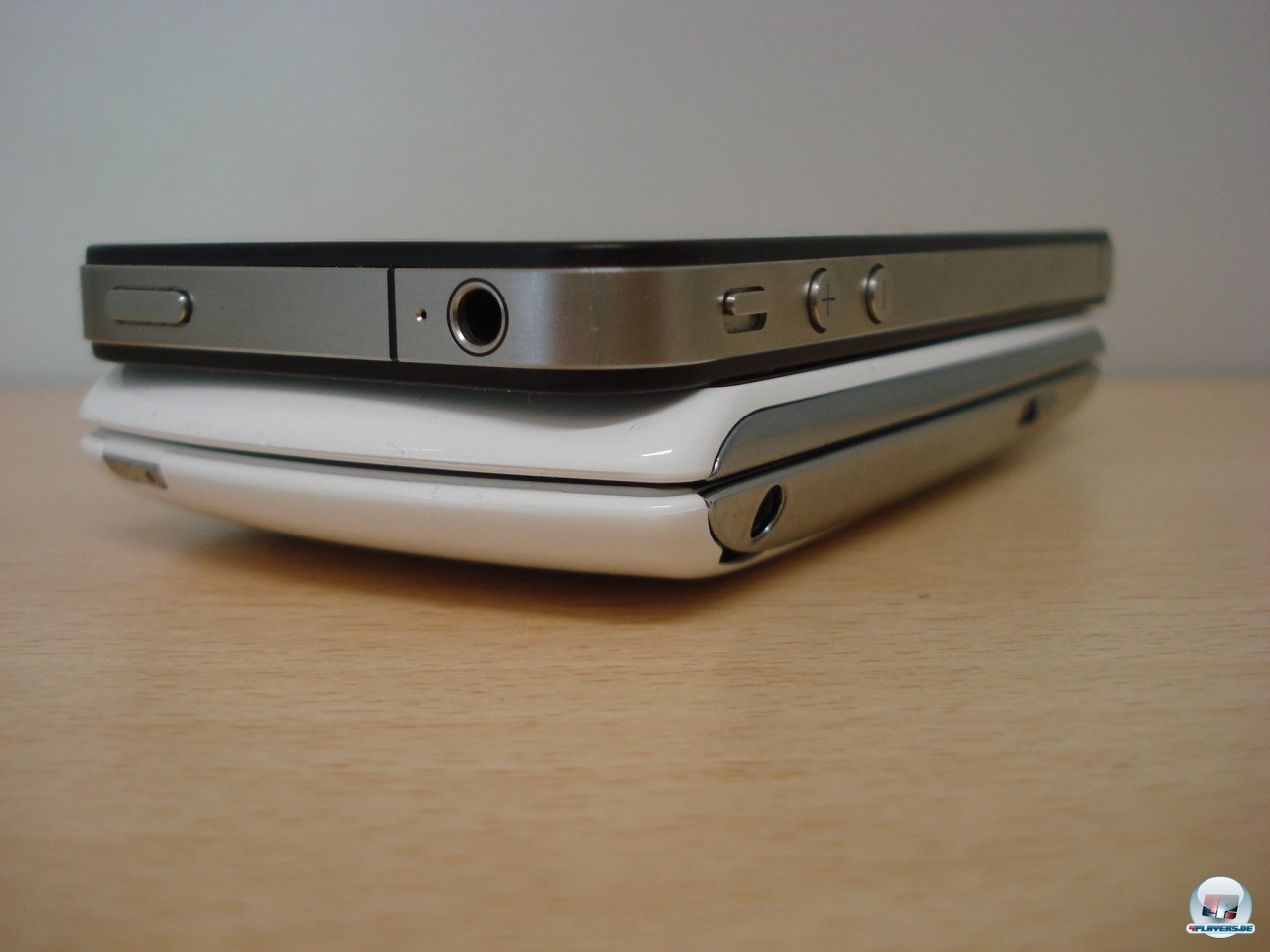 Ein dickes Ding: Im Vergleich zur immer flacher werdenden Konkurrenz ist das Xperia Play gerade durch das Schiebeteil ein wuchtiger Brocken.