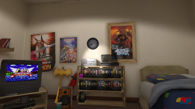 Ein Zimmer im Zeichen von Sega - mitsamt einem alphabetisch sortierten Spieleregal.