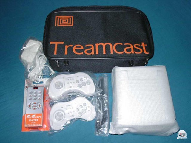 <b>Treamcast</b><br><br> Sogar weniger erfolgreiche Konsolen wie der Dreamcast wurden kopiert. Der abgebildete Treamcast war aber ein Sonderfall: Im Gehuse steckte keine Billig-Hardware. Stattdessen konnte er originale Dreamcast-Spiele aus aller Welt, mp3s und Video-CDs abspielen. Auerdem war in der oberen Gehuseklappe ein kleiner LCD-Screen eingebaut, welcher den Bildschirm-Aufsatz der PSone nachahmte. 2376567