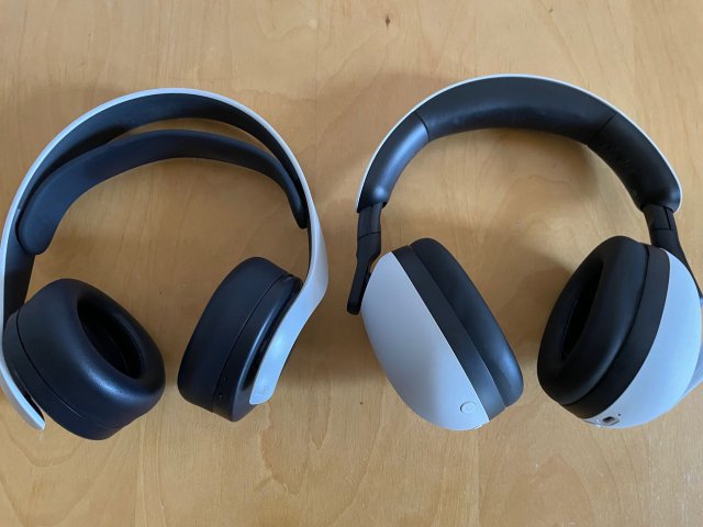 Der direkte Grenvergleich mit dem Pulse 3D-Headset (links im Foto) zeigt beim H9 deutlich grere Ohrmuscheln, die fr einen angenehmeres Tragegefhl sorgen. Auch der Sound ist dem des kleinen Bruders deutlich berlegen.