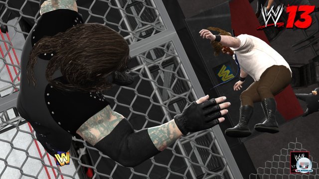 Ein Wahnsinns-Moment vergangener Wrestling-Zeiten: Undertaker wirft Mankind vom Dach des "Hell in a Cell"-Kfigs durch einen Moderatorentisch.