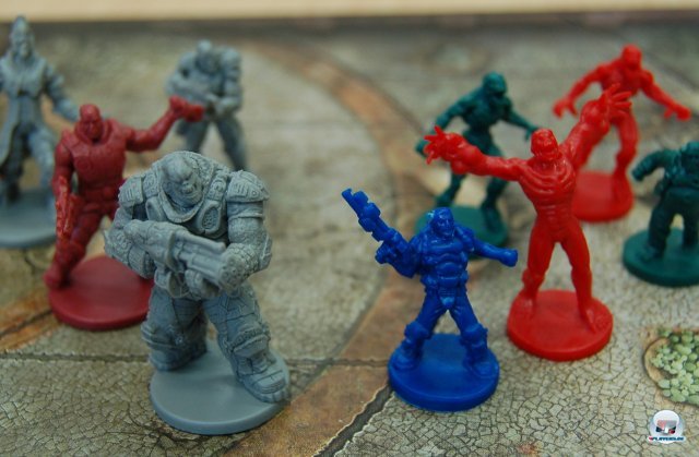 Links die detaillierten Figuren von Gears of War, rechts jene aus Doom.