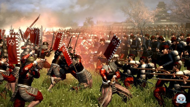 Auf dem Schlachtfeld erinnert dieses Shogun nat�rlich sofort an Empire: Total War: Sobald es knallt und der Pulverdampf in die Luft steigt, regiert der ballistische Tod. In den ersten Gefechten hatte ich das Gef�hl, dass er hier noch fataler w�tet.