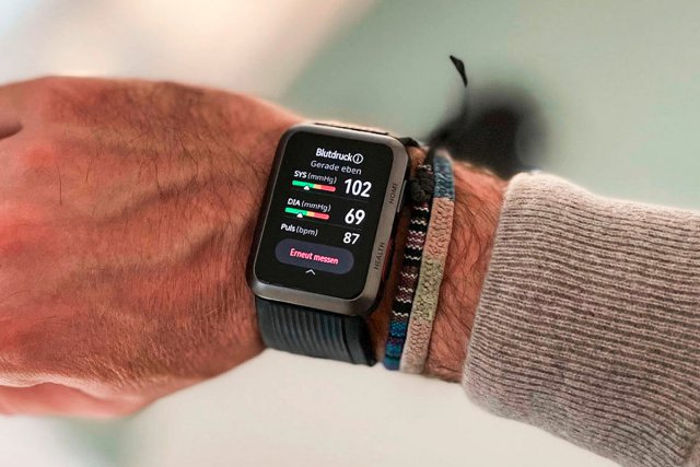 Blutdruckmessung: Die Huawei Watch D verfügt über eine Blutdruckmanschette im Armband der Uhr. Ist der Test abgeschlossen, zeigt die Uhr die SYS-, DIA- und Pulsmesswerte an. 