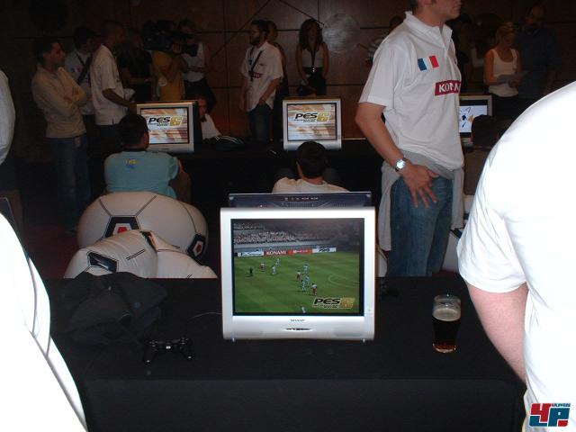 Gespielt wurde PES6 auf der PlayStation 2. Obwohl auch sechs Xbox 360-Terminals zur Verfgung standen, war Sonys Konsole aufgrund der bekannteren Steuerung der Favorit. 1692121