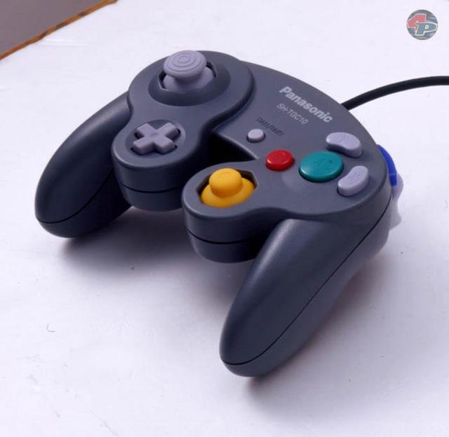 Der Q-Controller ist dunkelgrau und trägt das Panasonic-Logo, anstelle des GameCube-Logos.