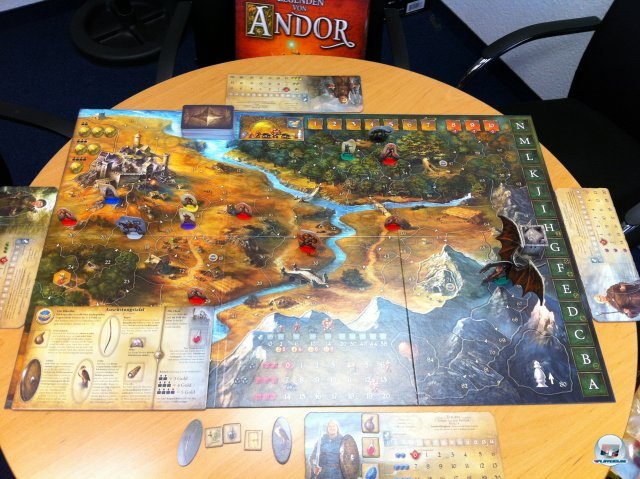 Sehr ansenhlich, sehr gro und beidseitig einsetzbar: Die wunderschn illustrierte Karte von Andor.