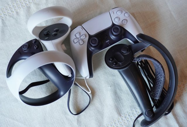 Vier Controller nebeneinander (von links nach rechts): PSVR2, Quest 2, PS5 und Valve Index.