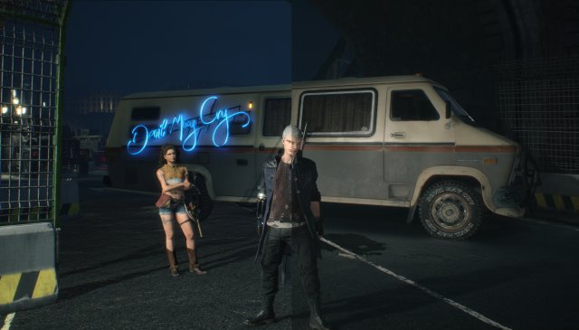 Nero wartet auf den Bus: Die linke Bildhälfte stammt aus der Xbox-One-Version, die rechte aus der PS5-Fassung.