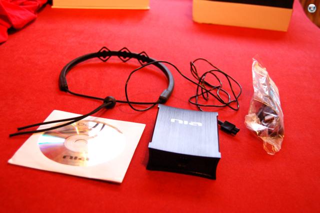 In der Verpackung befindet sich der Neural Impulse Actuator (NIA), also die kleine schwarze Box, das Headset (in diesem Fall Headband genannt), eine englische Anleitung und ein USB-Kabel. 1832903
