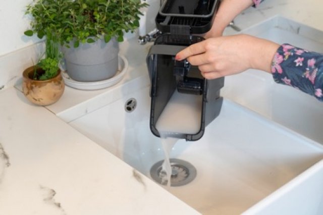 Der Schmutzwassertank einer Reinigungsstation sollte möglichst zeitnah ausgekippt werden, um die Entstehung von Gerüchen zu vermeiden. © IMTEST