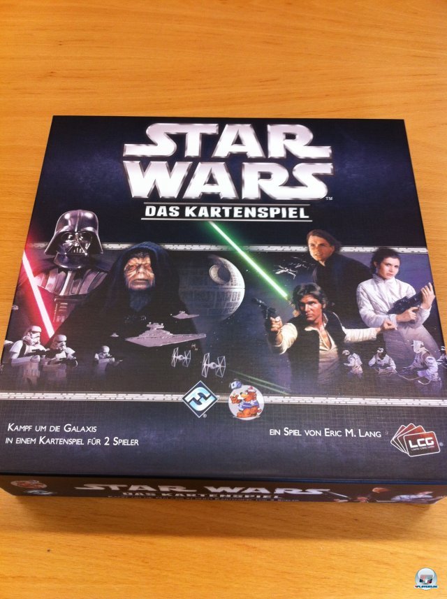 Star Wars: Das Kartenspiel (nur fr zwei Leute geeignet) ist auf Deutsch fr knapp 30 Euro beim Heidelberger Spielverlag erschienen.