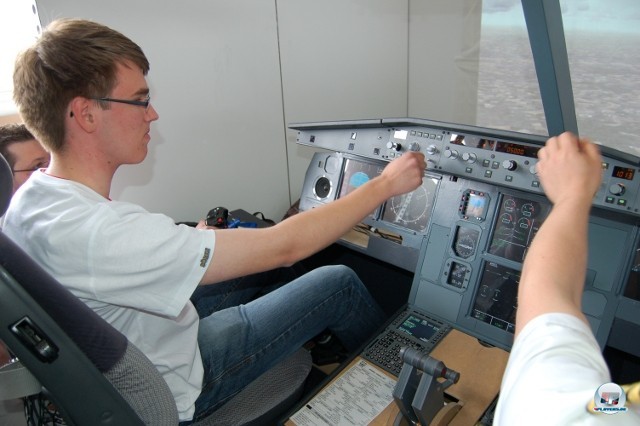 <b>Simulator-Cockpits</b>
<br><br>

Flightsticks sind euch nicht hardcore genug? Dann solltet ihr euch an Simulations-Enthusiasten wenden, welche in erstaunlichen Liebe zum Detail komplette Cockpits nachbauen. Auf der Paderborner Konferenz gab es z.B. den Flugsimulator von Project A330 zu bestaunen - sogar inklusive Feuerlscher und ledergebundenem Airway Manual. In die Ausstattung knnt ihr auf der offiziellen Homepage (www.dalpi.de) hineinschmkern. 2241073