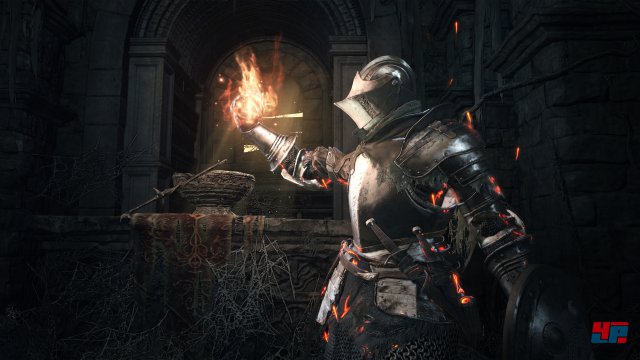 Man kann die Kraft seines Feuers an der Glut wiederherstellen. In Dark Souls 3 kann man so auch seine Lebenspunkte erhöhen und weiße Geister beschwören.Screenshot - Dark Souls 3 (PC)