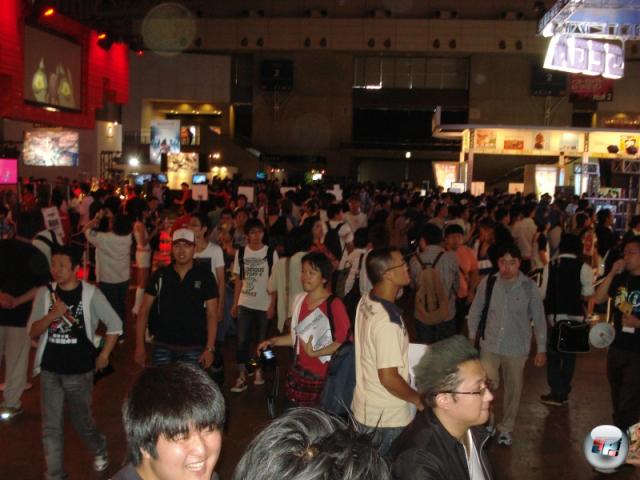 Der erste Publikumstag auf der Tokyo Game Show - und die Massen strmen die Halle! Nachdem sie mehrere Stunden drauen in der Gluthitze angestanden haben, wohlgemerkt. 2158043