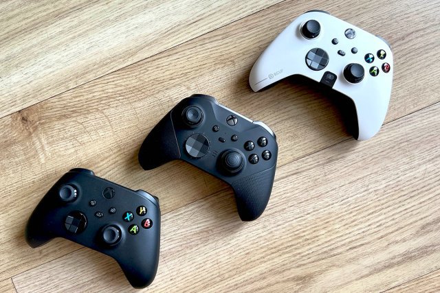 Evolution der Controller: Von links nach rechts der Microsoft Xbox Wireless Controller, Microsoft Xbox Elite Wireless Controller 2 und Scuf Instinct Pro.