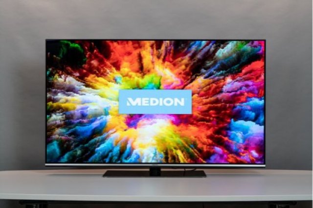 The picture of the Medion TV shows deep black and covers many colors of the extended color space. 