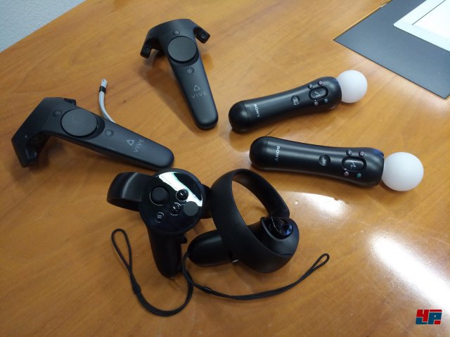 Vorteil Sptstart: Die Touch-Controller von Oculus Rift (unten) erwiesen sich im Test-Alltag als am ausgereiftesten. Links oben zu sehen sind die Bewegungs-Controller der HTC Vive und rechts Sonys betagte Move-Controller.