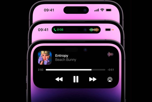 Die neue "Kamera-Aussparung" Dynamic Island kommt bei den iPhone-14-Modellen zum Einsatz – das Multitasking-Feld zeigt z. B. eingehende Anrufe an oder die gerade abgespielte Musik.