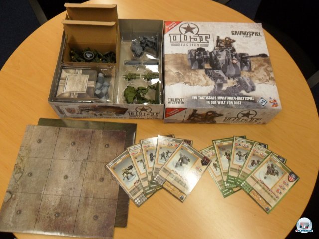 Dust Tactics kostet knapp 50 Euro und ist im Februar 2012 auf Deutsch beim Heidelberger Spielverlag erschienen. 