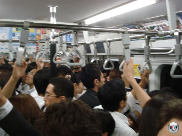 Eines der bekanntesten Bilder aus Grostdten im Allgemeinen und Tokyo im Speziellen ist das der brachial berfllten U-Bahn. Zu Messezeiten besonders garstig - vor allem fr die Mitreisenden, wenn man an einem heien japanischen Tag zur Bahn sprinten musste und in der Eile vorher das Deo verga. 2156458