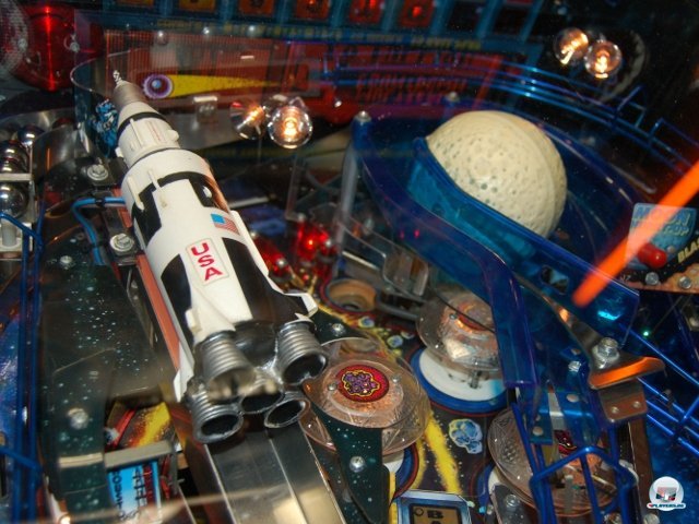 <b>Multiball-Wahnsinn</b> <br><br>  Im gleichen Raum steht auch Apollo 13 (1995) von Sega. Frher war der Sonic-Konzern auch im Bereich von Pinball-Tischen, Elektro-Schiebuden und anderer Jahrmarkts-Technik aktiv. Der Name ist bei diesem Tisch Programm: Bis zu 13 Kugeln flitzen beim Multiball gleichzeitig ber das aufwndig gestaltete Spielfeld - das ist weltweiter Pinball-Rekord. Beim Countdown richtet sich auerdem mit viel Getse die links angebrachte Rakete auf. 2307702