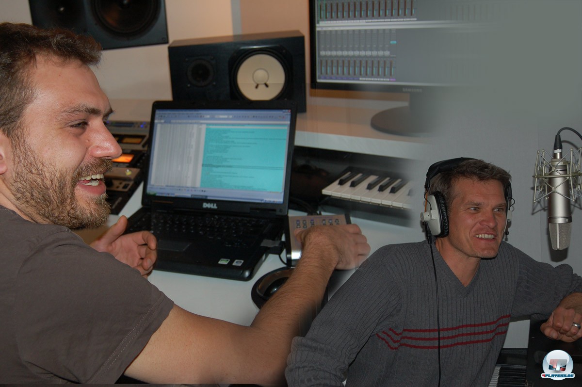 Dialog-Autor Jan Mller-Michaelis (links) kmmert sich auch bei den Sprachaufnahmen um die Regie. Schauspieler Gtz Otto (rechts) spricht den Erzhler.