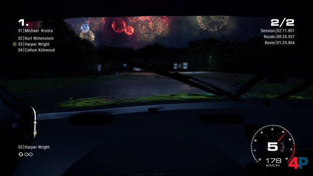 Bei Rennen durch die Dunkelheit erhellen Feuerwerke den Nachthimmel.