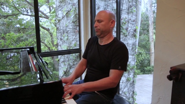 Inon Zur spielt das Thema