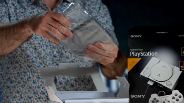 Unboxing the PlayStation Classic (von Sony)